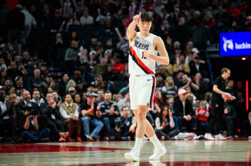 APP-杨瀚森谈第一年打NBA感受：快 转换快&amp;节奏快&amp;要不停地折返跑